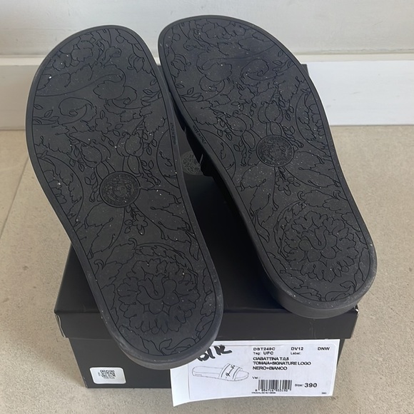 PRE-OWNED - Versace Gianni Versace DST249C Signature Pool Slides. SIZE 39 BLACK - Picture 3 of 6